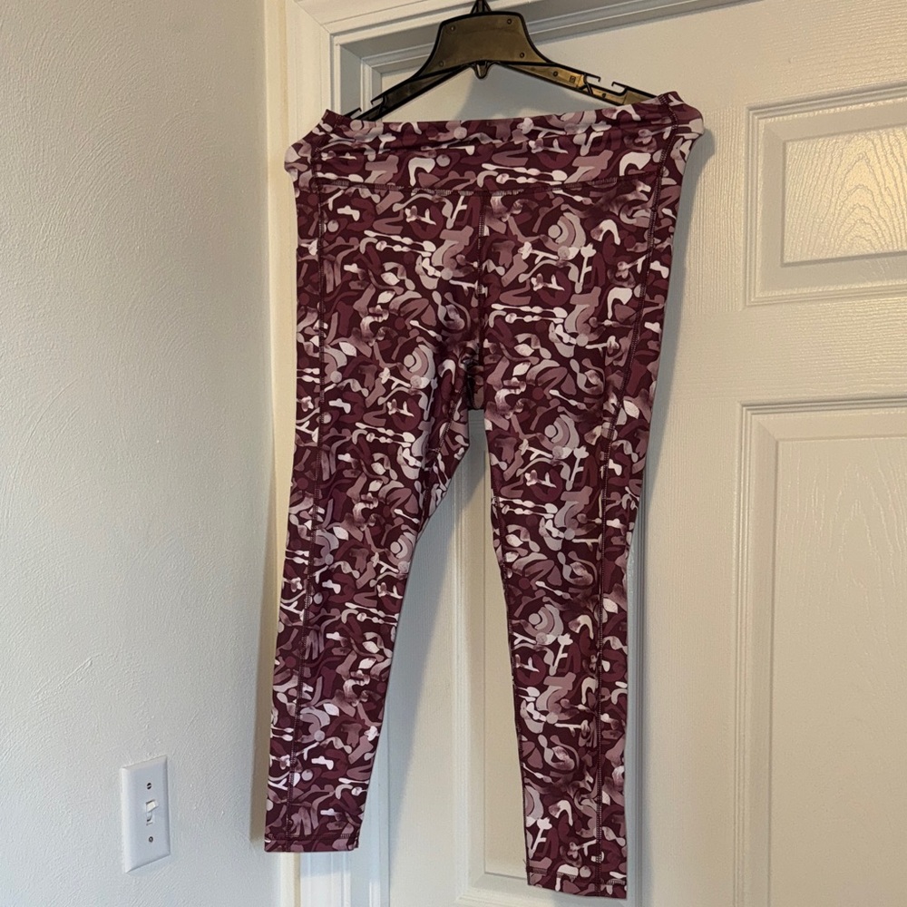 tek gear Maroon & Light Pink Patterned Leggings